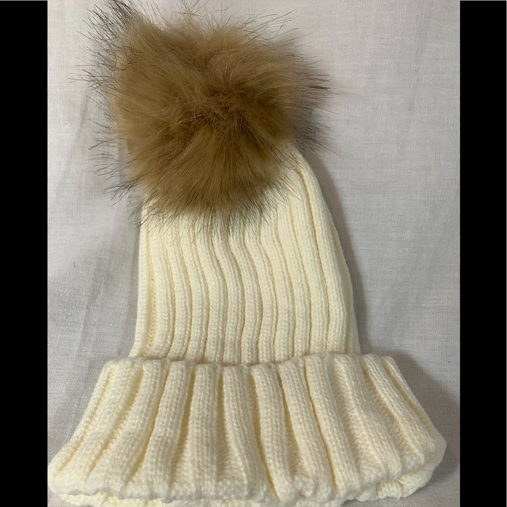 Women’s Beanie with Pom Pom